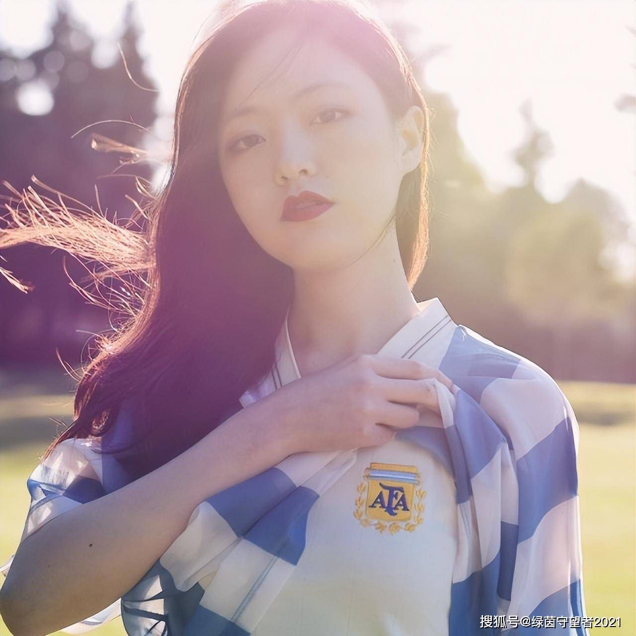 沈腾笑称，“当时艾伦要来敬我一杯酒，果然只是一杯酒，喝完就倒了”